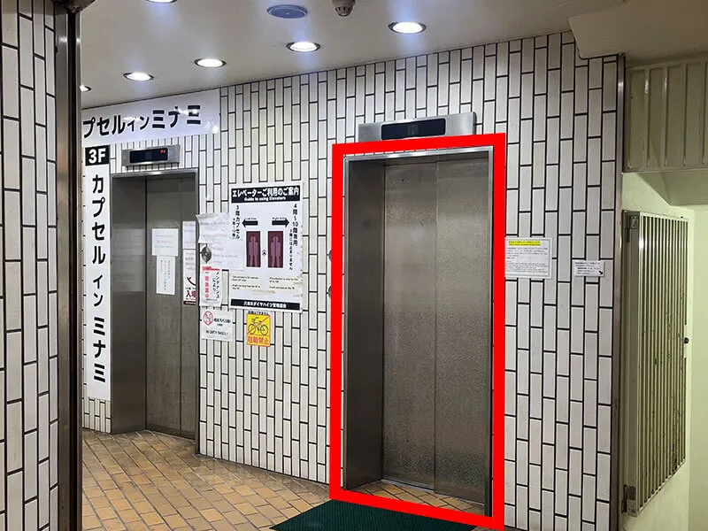 右側のエレベーターで4階までお越しください。